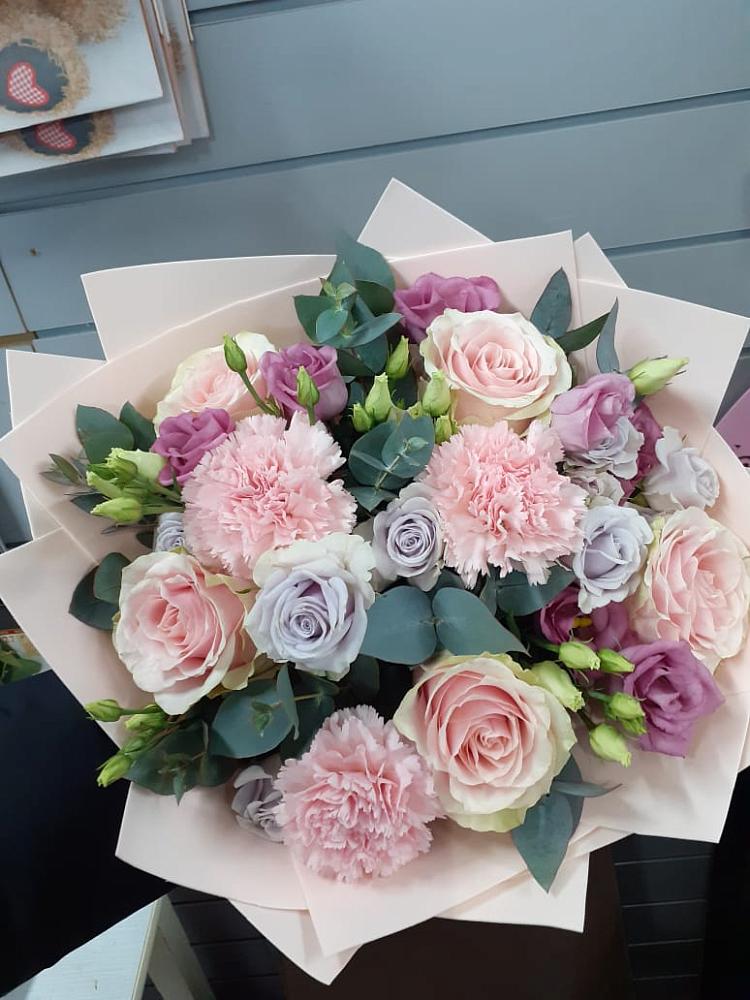 Букет цветов из: Розы, Гвоздики и Лизиантусы в Грушевском